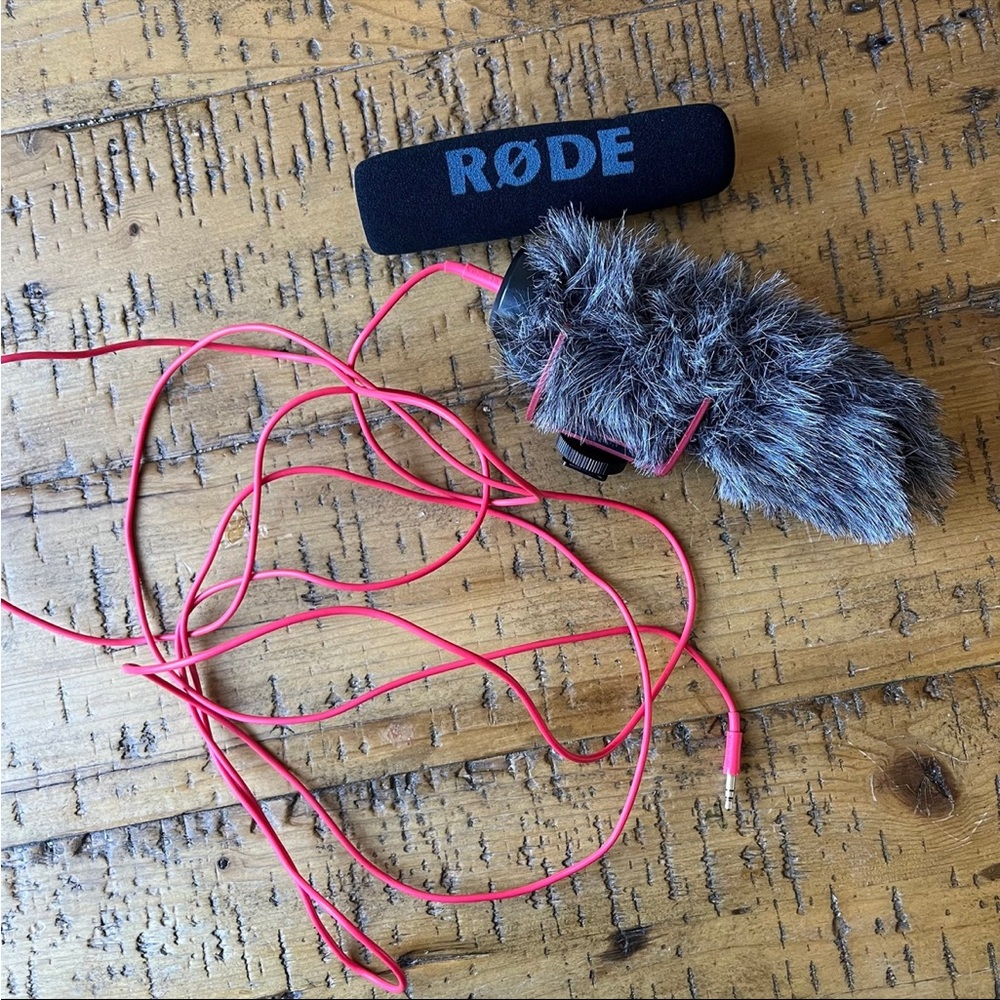 RØDE Microphone with Red Cable